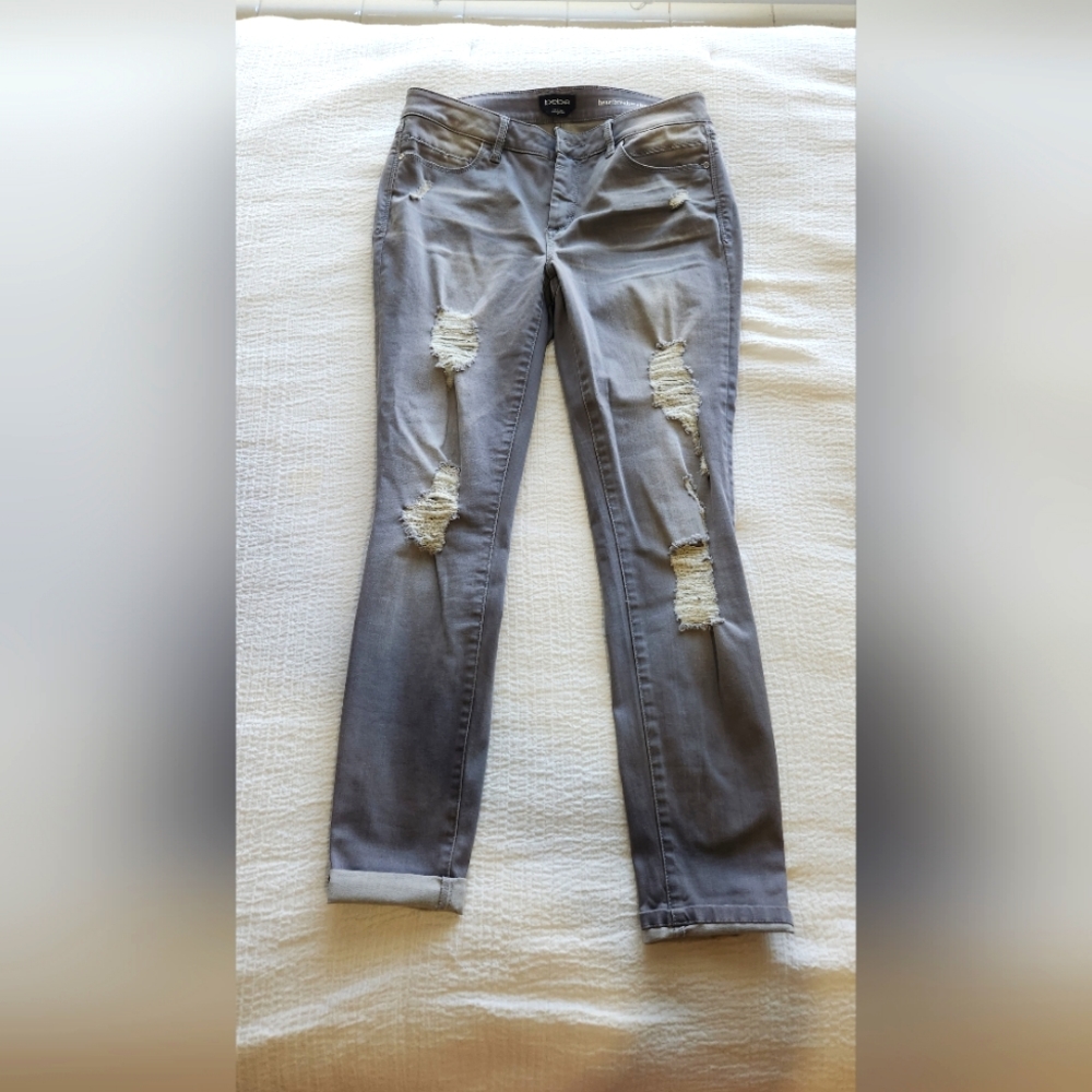 BEBE NWOT GREY RIPPED JEANS 30.